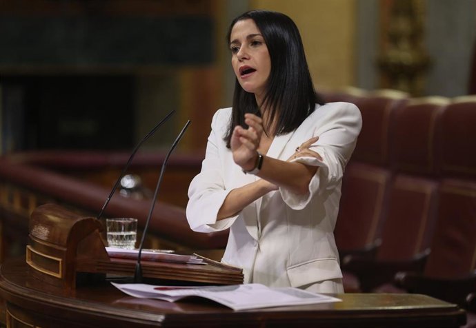 La líder de Ciudadanos, Inés Arrimadas, interviene durante una sesión plenaria en el Congreso de los Diputados, a 13 de octubre de 2022, en Madrid (España).