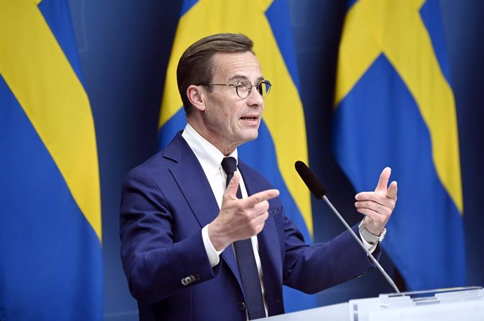 Archivo - 16 May 2022, Sweden, Stockholm: Leader of the main Swedish opposition Moderate Party Ulf Kristersson and Swedish Prime Minister Magdalena Andersson (not pictured) attend a press conference where Andersson said the government has made a formal 