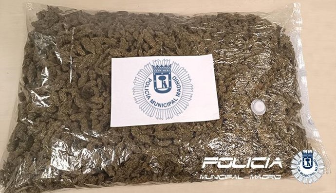 Detenidos dos hombres que llevaban en su coche más de 4 kilos de marihuana