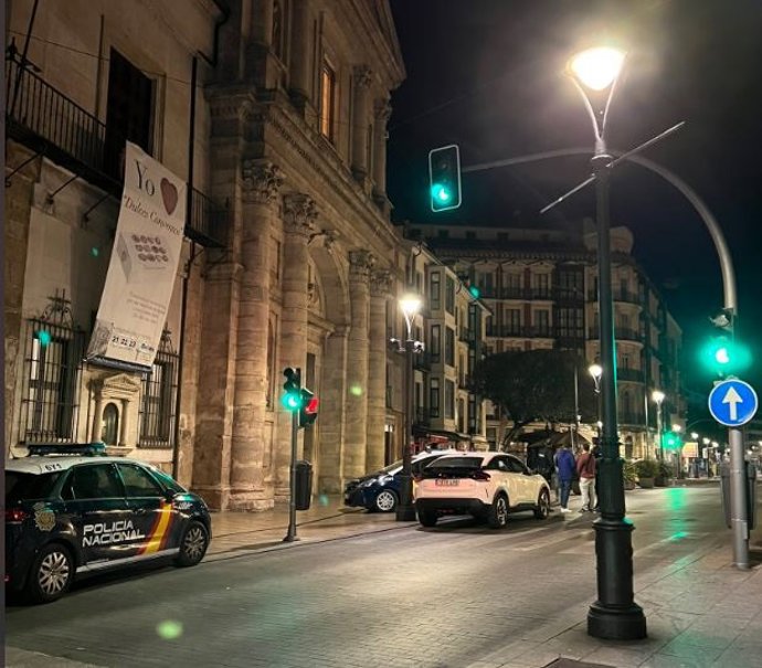 Vehículos policiales ante la fachada principal de la Iglesia de Nuestra Señora de las Angustias en Valladolid.