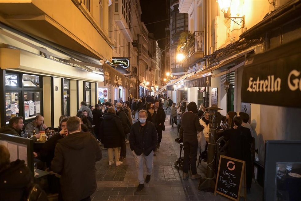 Archivo - Ciudadanos en una zona de cañas/copas la noche que se eliminan las limitaciones horarias para la hostelería gallega, a 11 de febrero de 2022, en A Coruña, Galicia (España).  En vista de la buena evolución epidemiológica del Covid-19 en la regi