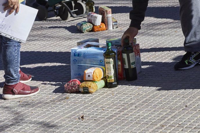 Archivo - Varios productos de alimentación de la Despensa Solidaria de Chamberí durante la concentración y reparto de alimentos a familias vulnerables en la Plaza de Chamberí frente a las puertas de la Junta de Distrito, en Madrid (España), a 13 de marz