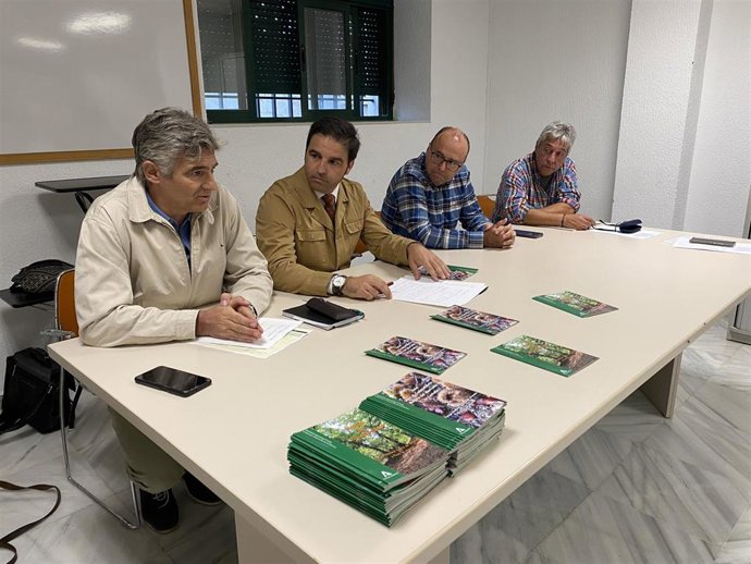 El delegado de Sostenibilidad, Medio Ambiente y Economía Azul de la Junta en Huelva, Pedro Yórquez, ha inaugurado en Cortegana (Huelva) el Curso de Formación para el Empleo en el Castañar.