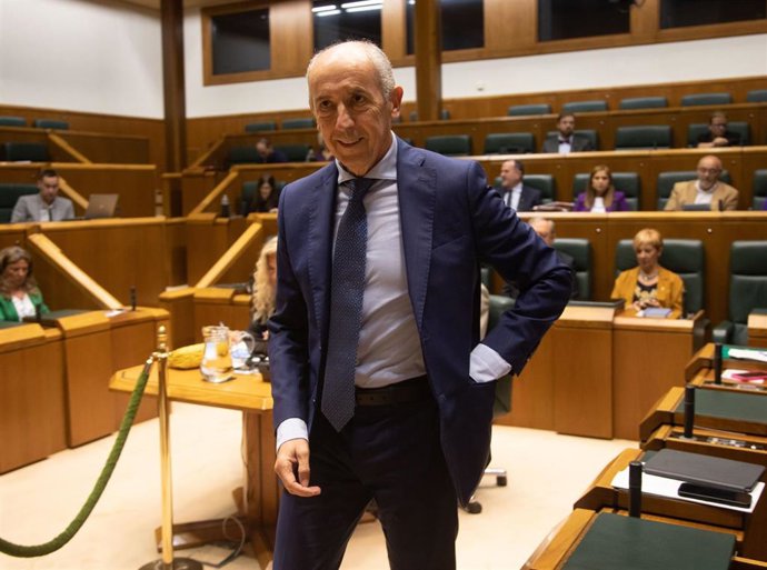 El vicelehendakari primero y consejero de Seguridad, Josu Erkoreka, en el pleno de control