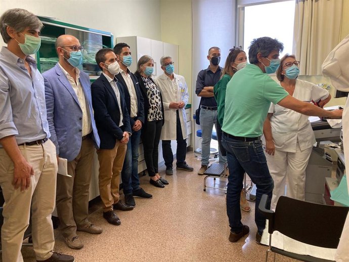 El gerente del área de salud II-Cartagena, José Sedes, junto a representantes de los servicios de Tecnologías de la Información del Centro Hospitalar do Tmega e Sousa y Centro Hospitalar do Médio Tejo de Portugal, que visitaron recientemente el hospital