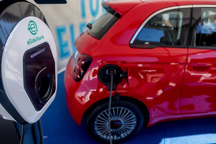 Un vehículo eléctrico durante su recarga, en la inauguración de la séptima edición de la Feria del Vehículo Eléctrico de Madrid (VEM), en la Plaza de Colón, a 16 de septiembre de 2022, en Madrid (España). 