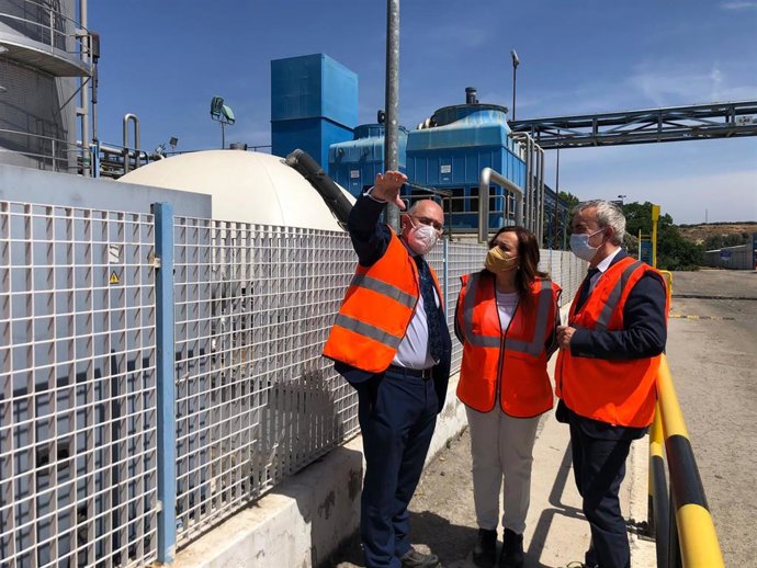 Archivo - Madueño (c), en una visita a la planta de Smurfit Kappa.