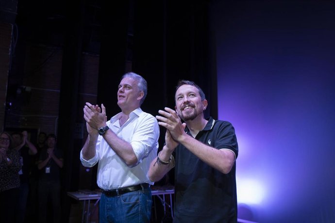 El vicepresidente segundo de la Generalitat valenciana, Héctor Illueca (i), y el exvicepresidente del Gobierno de España y ex secretario general de Podemos Pablo Iglesias, en Valencia, Comunidad Valenciana (España). 