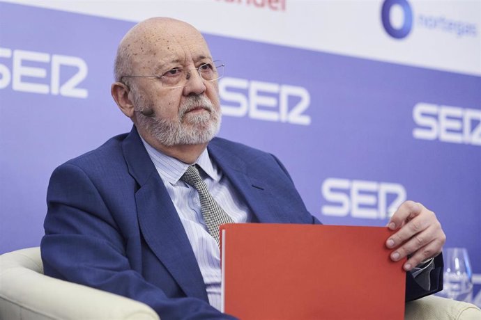 El presidente del CIS, José Félix Tezanos, participa durante una nueva edición de Foro SER Cantabria en el Hotel Real de Santander