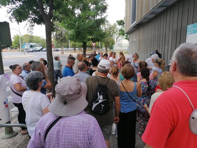 Archivo - Imagen de archivo de una concentración ante el centro de servicios sociales del Polígono Sur.