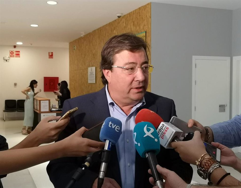El presidente de la Junta de Extremadura, Guillermo Fernández Vara, atiende a los medios en Cáceres en una imagen de archivo