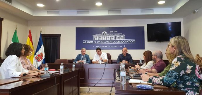 Reunión de trabajo del delegado de Educación en Sevilla, Miguel Ángel Araúz, con Lorenzo José Medina, alcalde de Guillena, y representantes de la comunidad educativa.