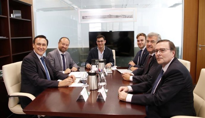El alcalde de Estepona se reúne con el consejero de Universidad para impulsar el proyecto universitario