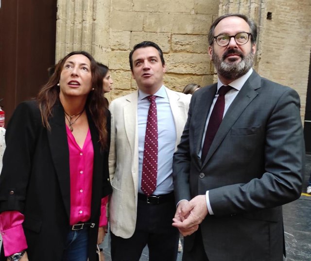Loles López junto a José María Bellido (centro) y el delegado del Gobierno andaluz en Córdoba, Adolfo Molina.