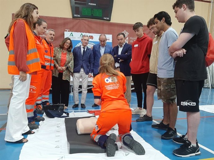 El delegado del Gobierno de la Junta, Ricardo Sánchez; la delegada de Salud, Regina Serrano; el delegado de Desarrollo Educativo y FP, Miguel Ángel Araúz, el alcalde de Tomares, José María Soriano, y el director del 061 en Sevilla, José María Villadiego.