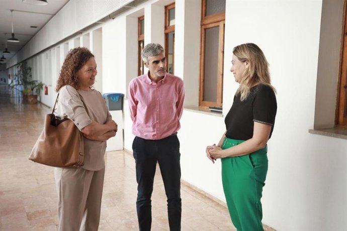 La presidenta del Consell de Mallorca, Catalina Cladera, durante su visita a las nuevas oficinas de la EMAP.