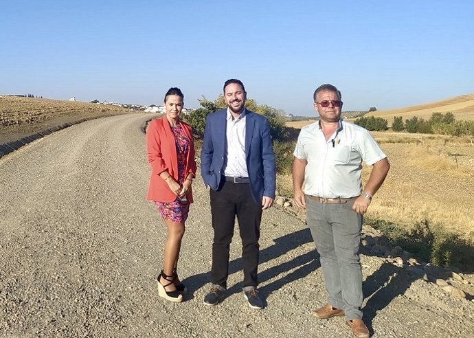 El delegación de Infraestructuras Rurales de la Diputación de Córdoba, Manuel Olmo (centro), en su visita a Guadalcázar.