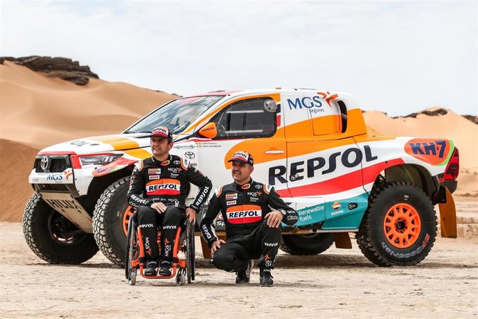 Isidre Esteve y su copiloto Txema Villalobos (Repsol Toyota Rally Team), junto a su nuevo coche, el Toyota Hilux T1+