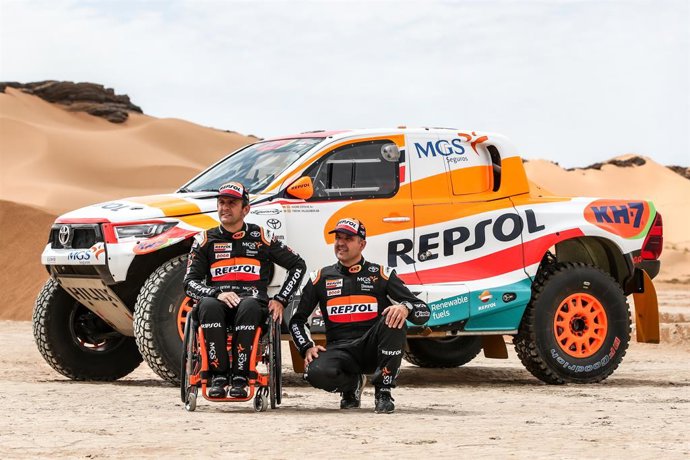 Isidre Esteve y su copiloto Txema Villalobos (Repsol Toyota Rally Team), junto a su nuevo coche, el Toyota Hilux T1+
