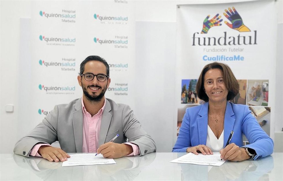 María José Pando, gerente de Fundatul, y el director de operaciones territorial del Hospital Quirónsalud Marbella, el doctor Miguel Calderón, durante la firma de un convenio