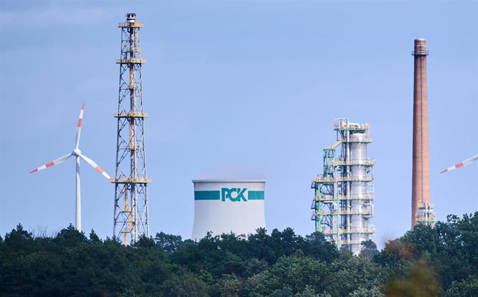 16 September 2022, Brandenburg, Schwedt: A view of the PCK refinery in Schwedt. Germany has seized control of two subsidiaries of Russian state-owned oil company Rosneft as it attempts to secure the country's energy supplies. Photo: Annette Riedl/dpa