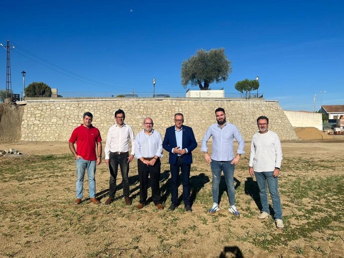 El delegado de Cohesión Territorial de la Diputación de Córdoba, Juan Díaz (tercero por la dcha.), en el recinto El Calvario de Fuente la Lancha.