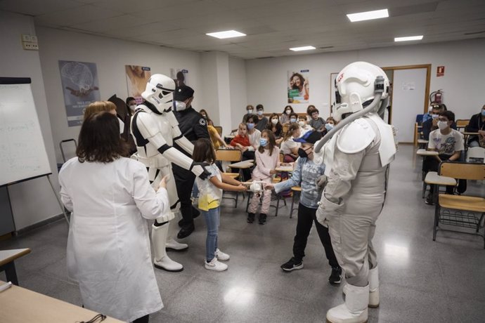 El Museu de les Cincies lleva los talleres de ciencia al Hospital Aguas Vivas de Alzira