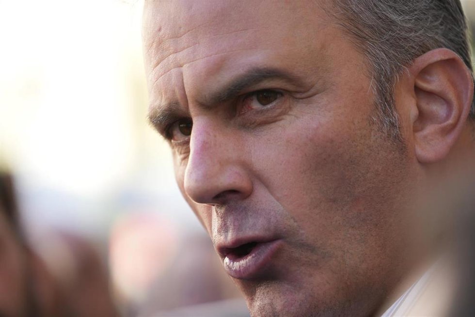 El vicepresidente de Vox y candidato a la Alcaldía de Madrid, Javier Ortega Smith, atiende a los medios antes de asistir a una jornada sobre Inmigración y Seguridad Ciudadana, en el Ateneo Mercantil de Valencia