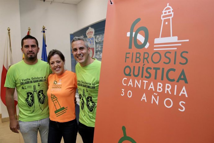 El vicepresidente y consejero, Pablo Zuloaga (dcha); la presidenta de ACFQ, Blanca Ruiz; y el representante de la Asociación Cultural de Barcenillas, Pedro Gutiérrez, en la presentación de la I Vuelta Solidaria al Collado de Barcenillas