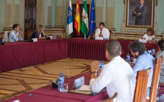 El alcalde durante una reunión para tratar el apoyo a la Agencia Espacial Española.