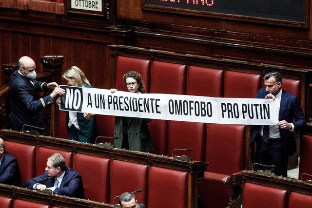 Pancarta contra la elección de Lorenzo Fontana como presidente de la Cámara de Diputados