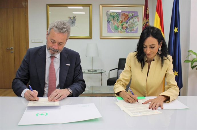 La consejera de Empresa, Empleo, Universidades y Portavocía, Valle Miguélez, firma la colaboración para el programa Región de Murcia-Fulbright con el director ejecutivo de la Fundación Fulbright, Alberto López San Miguel