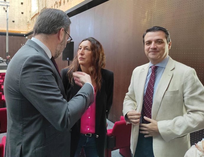 Loles López habla con el delegado del Gobierno andaluz en Córdoba, Adolfo Molina, en presencia de José María Bellido.