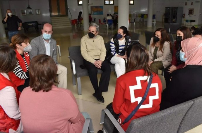 Archivo - Visita de responsables institucionales y de Cruz Roja al centro de acogida.