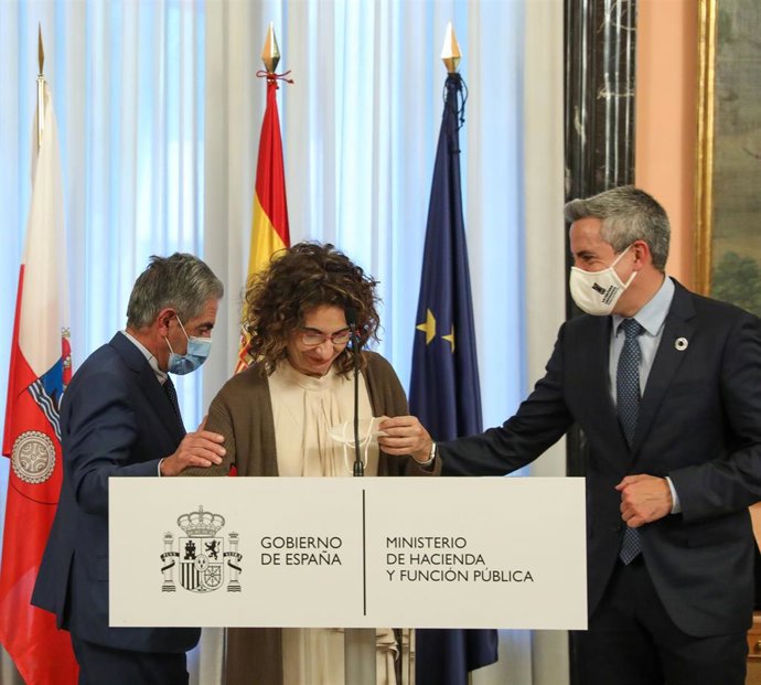 Archivo - (I-D) El presidente del Gobierno de Cantabria, Miguel Ángel Revilla; la ministra de Hacienda y Función Pública, María Jesús Montero; y el vicepresidente y consejero de Universidades, Igualdad, Cultura y Deporte, Pablo Zuloaga