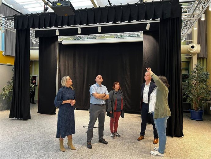 El alcalde de Logroño, Pablo Hermoso de Mendoza, junto con la concejala de Educación y Juventud, Beatriz Nalda, han visitado las reformas en el patio de La Gota
