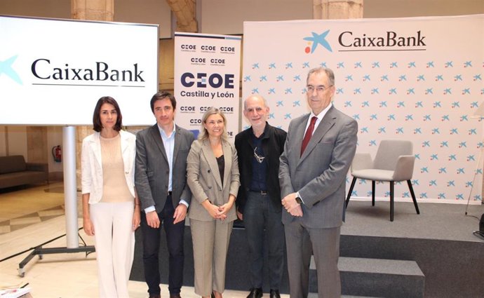 En el centro, la directora territorial de CaixaBank Dualiza en Castilla y León, Belén Martín, junto a participantes en la jornada  Cambios en los perfiles profesionales y necesidades de Formación en Castilla y León. Perspectiva 2030