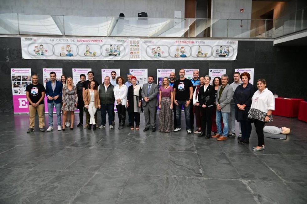 Inaugurada la exposición del ABC que salva vidas en el Parlamento foral.