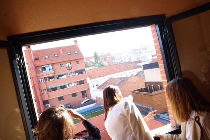 La líder de Más Madrid en el Ayuntamiento, Rita Maestre, visita uno de los edificios que tienen al lado cocinas industriales en Tetuán