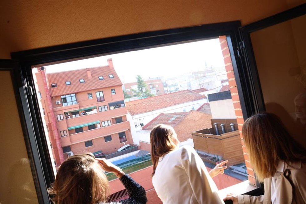 La líder de Más Madrid en el Ayuntamiento, Rita Maestre, visita uno de los edificios que tienen al lado cocinas industriales en Tetuán