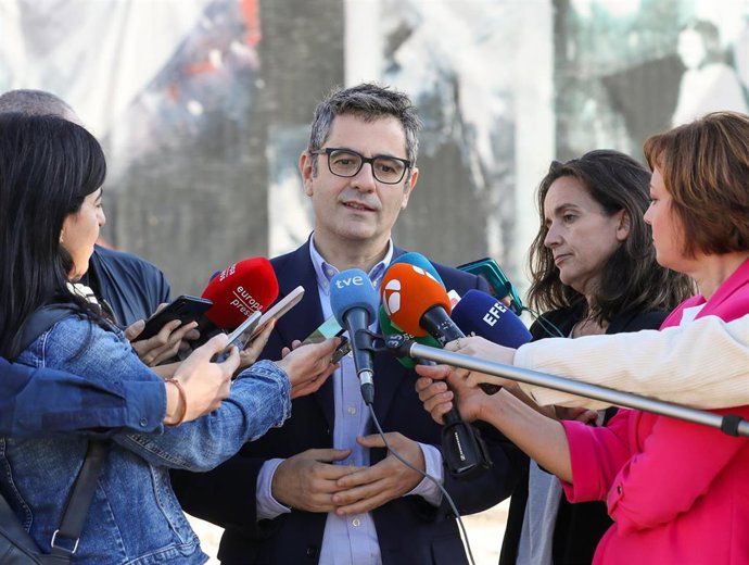 El ministro de la Presidencia, Relaciones con las  Cortes y Memoria Democrática, Félix Bolaños, realiza declaraciones durante su visita las excavaciones de las casas bombardeadas durante la Guerra Civil en el barrio de Entrevías, a 14 de octubre de 2022