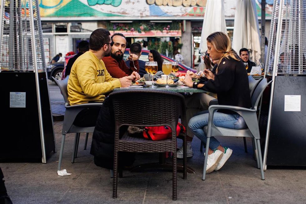 Archivo - Ciudadanos en terrazas a pocas horas de Nochevieja, a 31 de diciembre de 2021, en Madrid. Archivo.