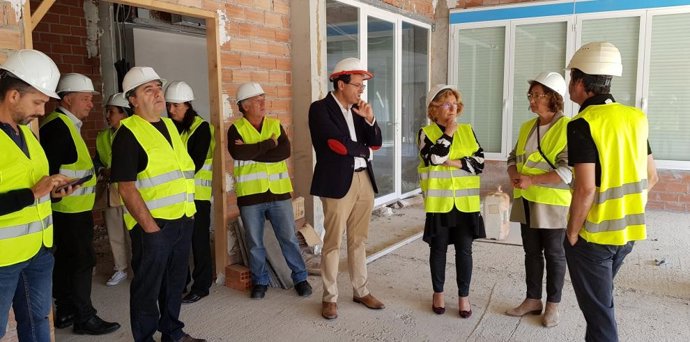La consejera de Ciudadanía y Derechos Sociales del Gobierno de Aragón, María Victoria Broto, durante su visita a las obras de la residencia de Pina de Ebro.