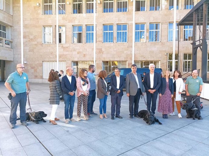 El alcalde de Logroño participa en la exhibición de perros guía de la Fundación ONCE