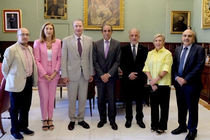 El rector de la Universidad de Sevilla (US), Miguel Ángel Castro, junto al embajador de México en España, Quirino Ordaz, entre otros.