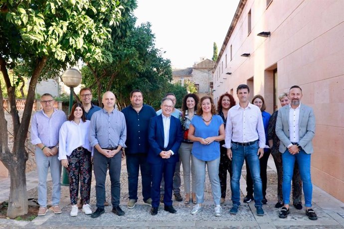 La presidenta del Govern, Francina Armengol, y el conseller de Movilidad y Vivienda, Josep Marí, junto a alcaldes de los pueblos de la comarca y representantes de la plataforma 'Queremos el Tren de Llevant'.