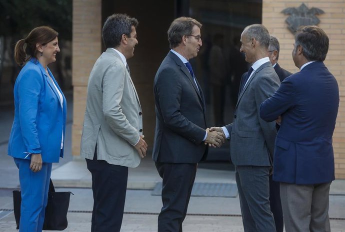 (I-D) La síndica del PP en Les Corts, María José Catalá; el presidente del PP en la Comunidad Valenciana, Carlos Mazón y el presidente del Partido Popular, Alberto Núñez Feijóo, que saluda  al director del diario 'Las Provincias', Jesús Trelis, a su lle