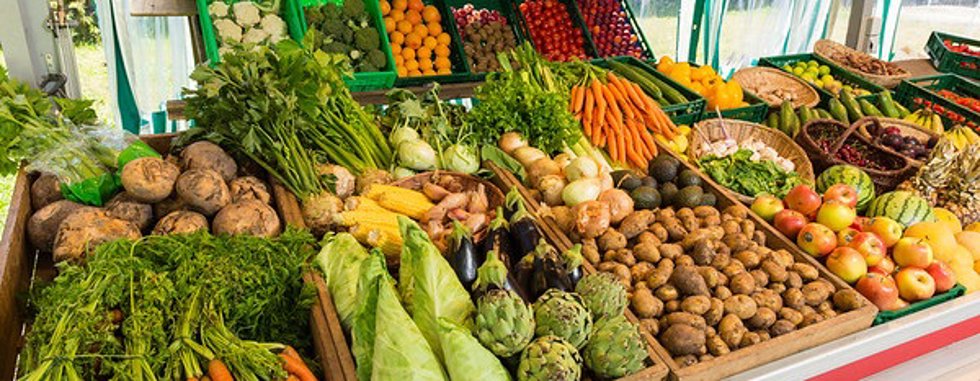 Frutas y verduras de temporada en un mercado.
