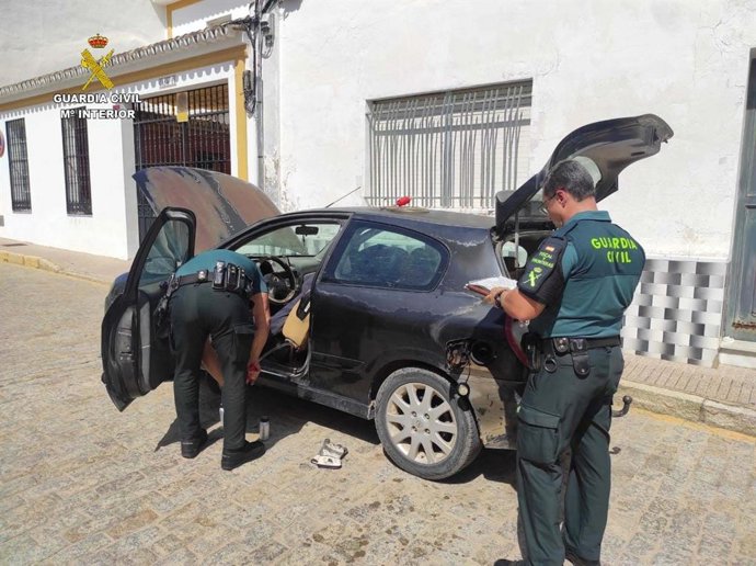 Agentes durante la investigación.