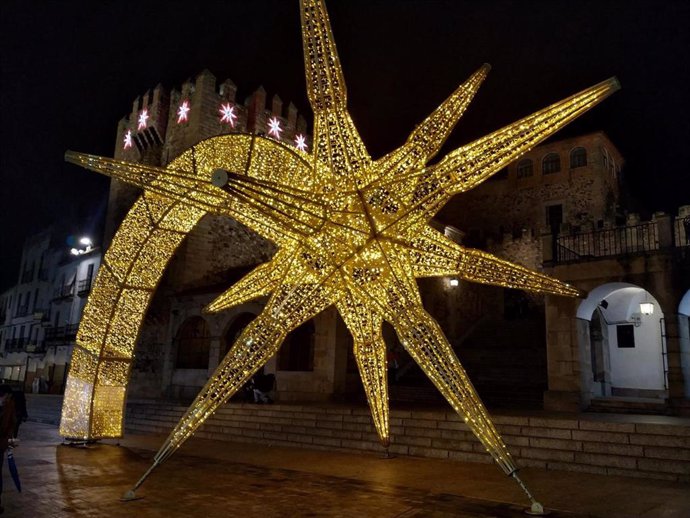 Estrella de Navidad instalada en la Plaza Mayor de Cáceres en 2021